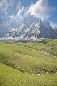 坎塔布里亚山脉的云悬和小屋图片