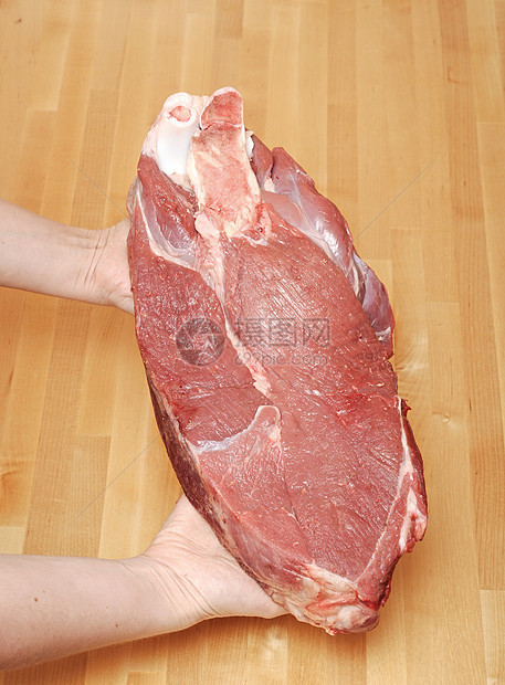 女性手中的一块肉餐厅平板市场食物杂货店奶牛木头熏肉肌肉肋骨图片