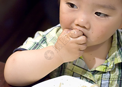 吃东西吃宝宝 用手抓住意大利面男生后代食物托盘童年摄影肩膀几个月面条孩子图片