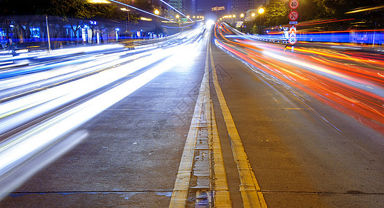 市中心夜间风景的高速交通和模糊的光轨图片