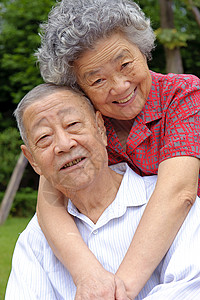 快乐的老年夫妇女性居住头发丈夫女士妻子摄影拥抱母亲男性背景