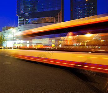 市中心夜景中高速和模糊的公交车灯道城市汽车景观运动场景商业车辆设备生活灯光图片