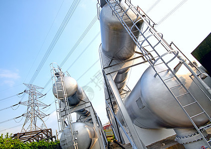 气体容器和电塔燃料活力工程铁路阴影天空技术场地管子流动图片