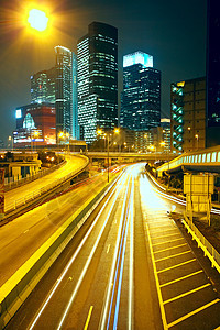 现代城市的夜间路灯速度车道运输建筑曲线运动景观辉光赛车图片
