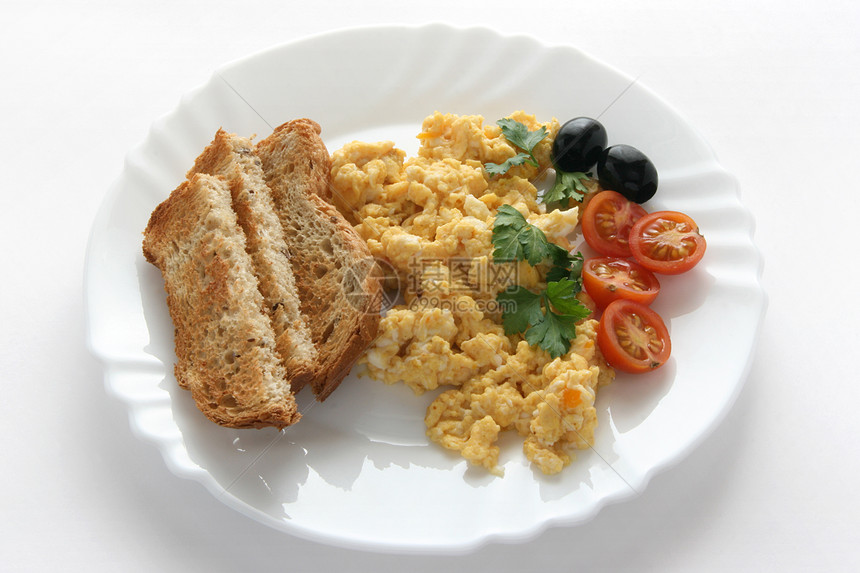 配番茄和橄榄的炒鸡蛋早餐食物图片