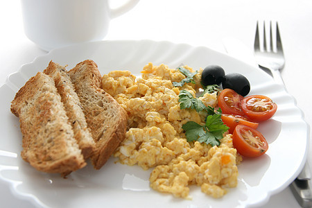 配番茄和橄榄的炒鸡蛋食物早餐图片