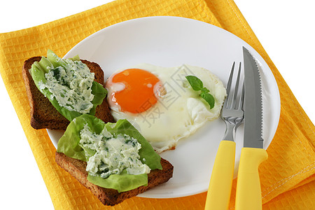 炒鸡蛋加烤面包和奶油奶酪早餐菠菜点心盘子绿色餐巾蛋黄饮食油炸健康图片
