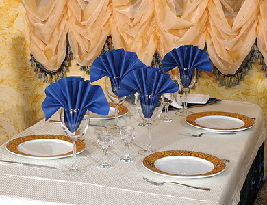 准备的表格桌子派对服务玻璃食物餐饮风格餐厅银器自助餐图片