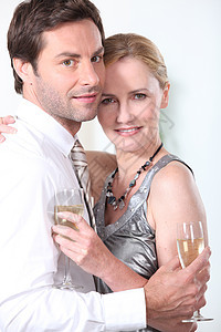 一对配香槟的情侣肖像娱乐男人庆典女士饮料帮凶派对拥抱夫妻眼镜图片