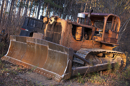 旧推土机技术建造矿业棕色车辆机械工具力量工作森林图片