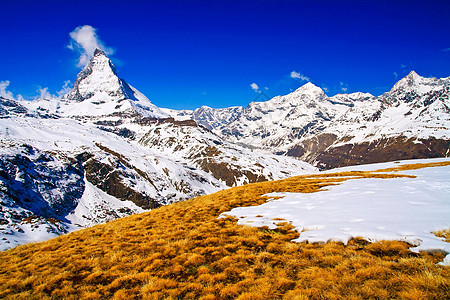 阿尔卑山峰瑞士天空草地地标滑雪远足三角蓝色假期全景爬坡图片