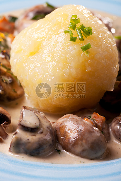 巴伐利亚蘑菇酱加马铃薯啤酒盘子土豆韭菜汤团沙拉香菜饺子奶制品奶油图片