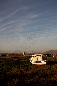 一条旧船 蓝天常春春藤游艇乡愁海景天空风化海滩航海船弓码头图像图片