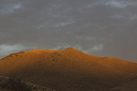 带天空的山地山脉沙漠剪影风景阳光目的地太阳场景旅游天际日落图片