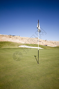 高尔夫球场有绿草和清蓝的天空画幅运动草地小鸟阳光蓝色牧场运动场风景面积图片