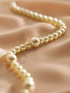 粗布丝绸彩虹购物零售珍珠项链金子白色礼物木本图片