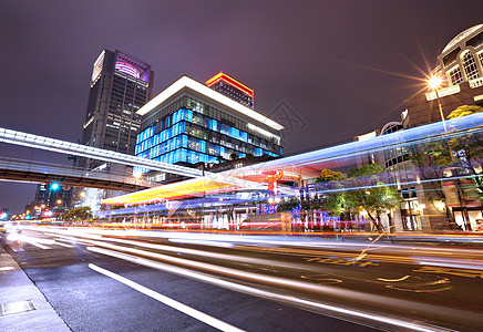 远方路夜间的交通交通首都景观橙子地标建筑运输城市街道运动市中心背景