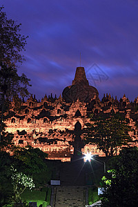 黄昏的Borobudur寺庙宗教天空石头上帝蓝色传统金字塔佛塔日落纪念碑图片