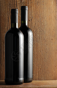 两瓶白葡萄酒放在木制背景上图片