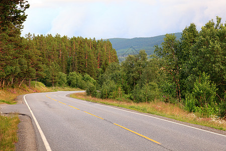 日落前从奥斯陆到卑尔根的公路农村小路地平线环境旅游太阳风景山脉框架戏剧性图片