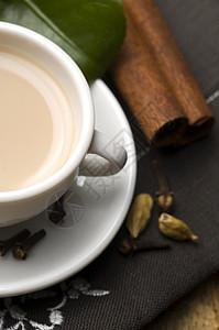 马萨拉沙伊泡茶牛奶茶杯小豆蔻红茶香料肉桂香菜时间粉红色图片