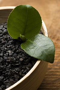 清茶和干茶单宁白毫享受木头黑色药品叶子宏观白色绿色图片