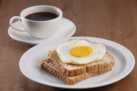 早餐食物宏观蛋黄盘子奶制品白色油炸咖啡硬皮背景图片