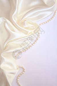 以珍珠为婚礼背景的平滑 优雅的白丝绸礼物魅力宝藏光泽度白色项链珠宝宝石奢华展示图片