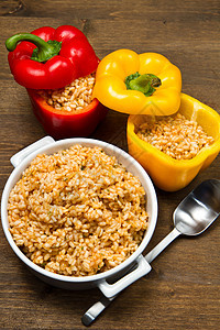 装满大米的胡椒盘子午餐香菜食物图片