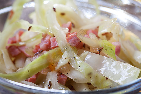 在玻璃碗里吃白菜沙拉食物服务种子洋葱白色萝卜胡椒火腿叶子熏肉图片