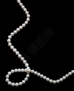 黑色天鹅绒背景上的白珍珠礼物象牙女性化光泽度珠宝奢华珠子宝石丝绸细绳图片