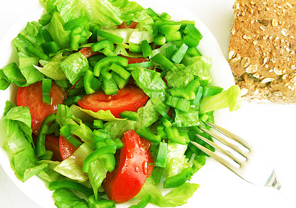 健康素食沙拉和白盘上的面包胡椒宏观红色营养餐厅美食蔬菜盘子白色环境图片