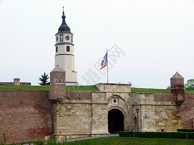 古老城堡塞尔维亚贝尔格莱德Kalemegdan堡垒建造建筑学据点隧道入口历史城堡旗帜建筑天空背景