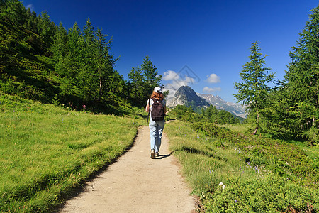 高山路径中的登山者图片