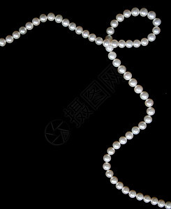 黑色天鹅绒背景上的白珍珠珍珠丝绸项链宝石珠子女性化细绳魅力礼物奢华图片