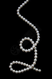 黑色天鹅绒背景上的白珍珠光泽度魅力女性化珠宝宝石象牙白色展示手镯奢华图片