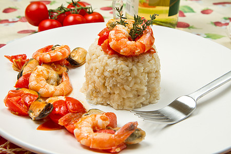 养虾和贝类馅饼食物白色海鲜主菜桌子对虾餐厅盘子营养图片