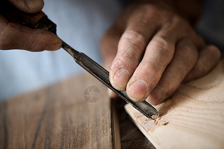 木匠的手雕刻爱好热情木头工作工具工艺浮雕工匠精神图片