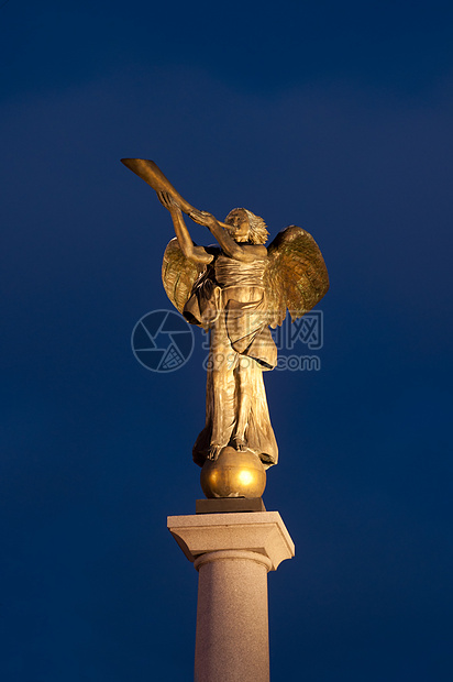 立陶宛维尔纽斯Uzupio天使雕像黄铜乐器翅膀房子喇叭首都天空音乐创造力金子图片