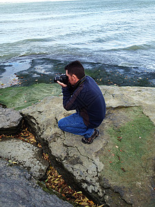 人类在2号湖的海岸外拍照图片
