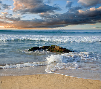 海洋海岸海浪中的石头流动海景支撑沿海日落太阳旅行蓝色地平线热带图片