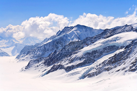 瑞士冰川地标全景爬坡天空草地旅行遗产薄雾多云滑雪图片
