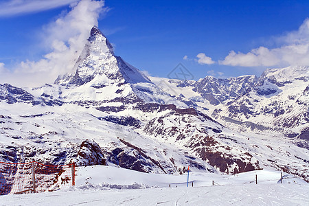 瑞士阿尔卑斯山滑雪蓝色天空全景顶峰三角岩石假期旅行远足图片