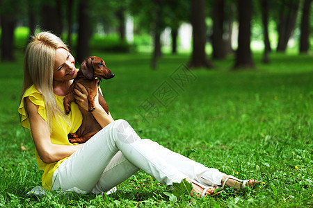 在她的怀里 有达赫松德的女子头发女性犬类香肠女士拥抱爪子宠物动物小狗图片