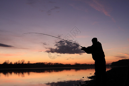 渔夫男人爱好运动活动纺纱休闲男性溪流闲暇图片