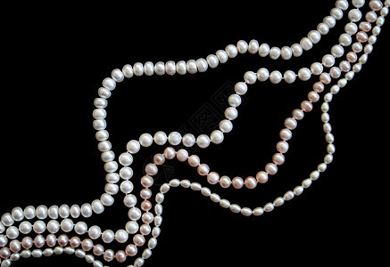 黑色丝绸上的白珍珠和粉红珍珠展示紫丁香礼物象牙珠宝首饰宝藏光泽度项链婚礼图片