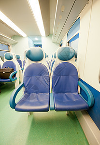 内部列车游客座位椅子窗户民众工业通道铁路扶手椅车辆图片