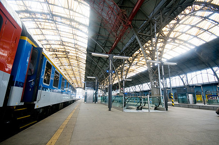 火车站大厅蓝色顾客火车财政玻璃生意旅游游客压力图片
