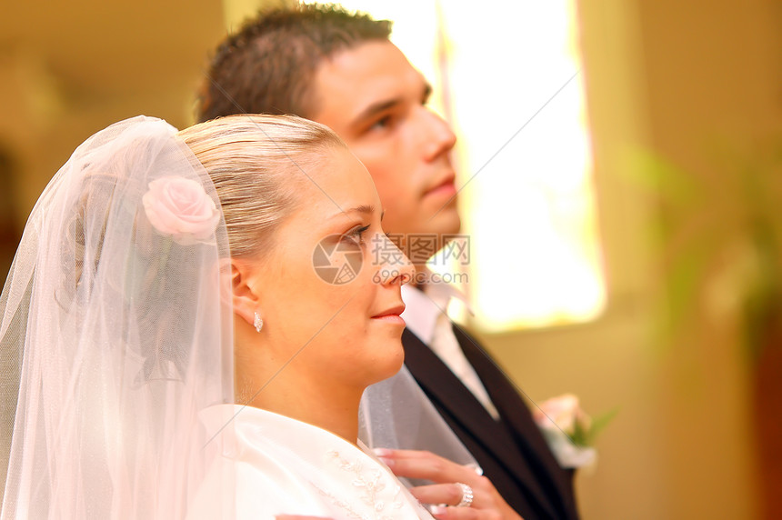 结婚的夫妇夫妻微笑裙子仪式婚纱新娘中年人婚姻婚礼女士图片