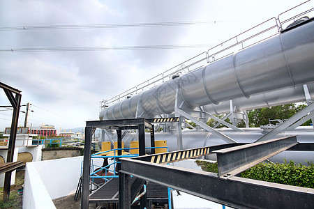 大气容器对天气体工程森林石化流动管子技术管道天空铁路图片